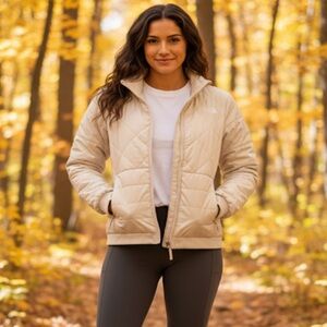 The North Face Monarch Quilted Puffer Jacket in Cream Women’s Medium